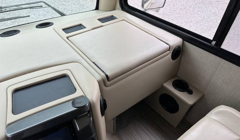 2018 Thor Motor Coach Vegas 25.3 full
