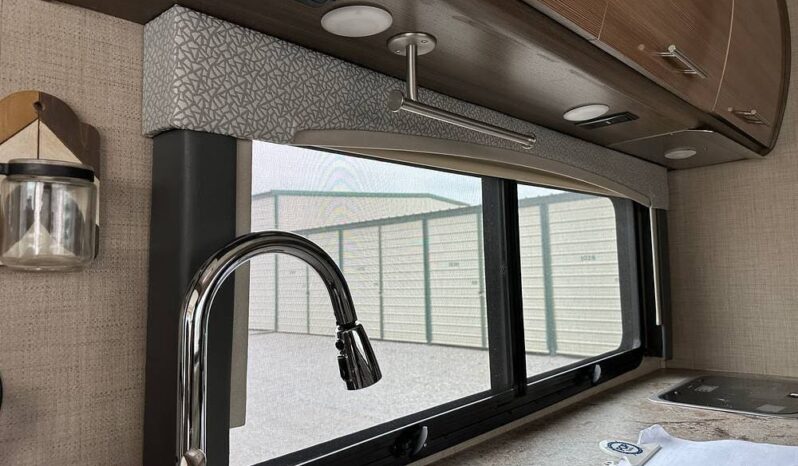 2018 Thor Motor Coach Vegas 25.3 full