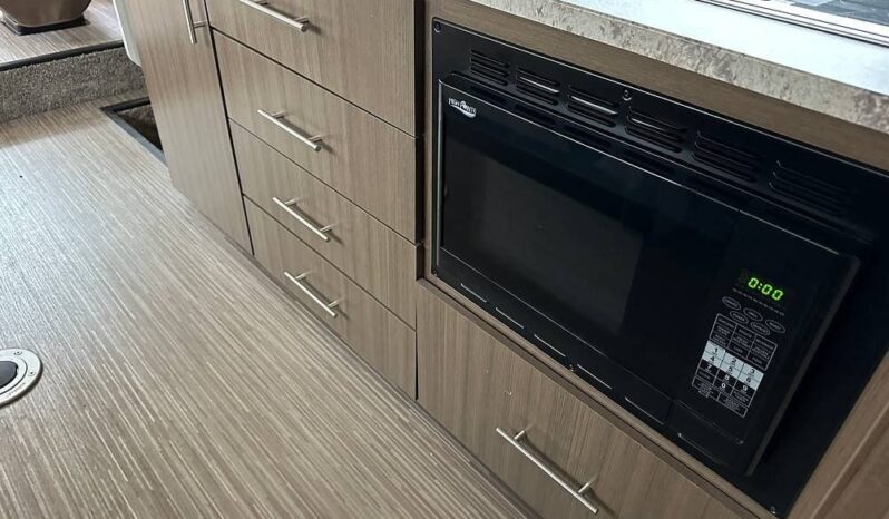 2018 Thor Motor Coach Vegas 25.3 full
